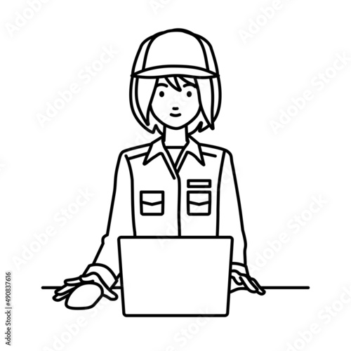 デスクで座ってPCを使っている作業員の女性