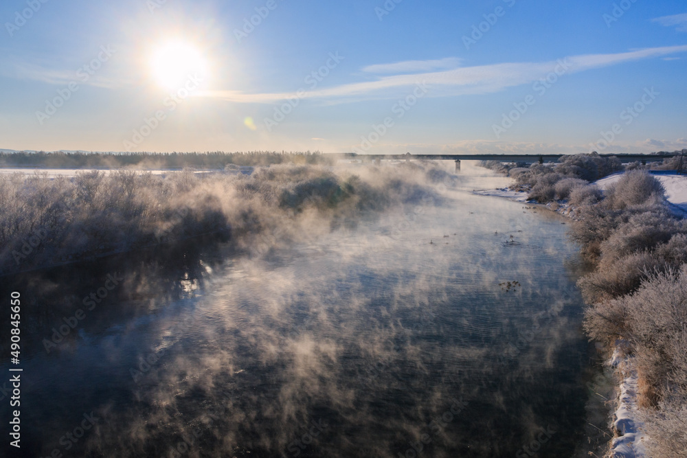 Obraz premium 北海道千歳市、千歳川の川霧（蒸気霧）【1月】