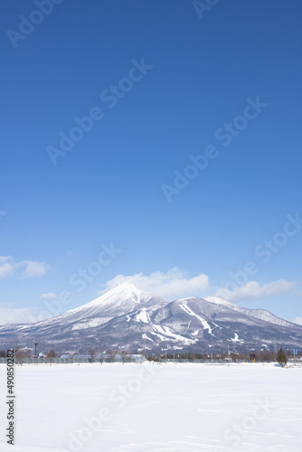 《福島県・猪苗代町》冬の磐梯山 © UMI