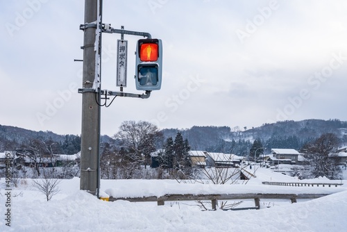【交通】雪に埋もれた冬の信号機	