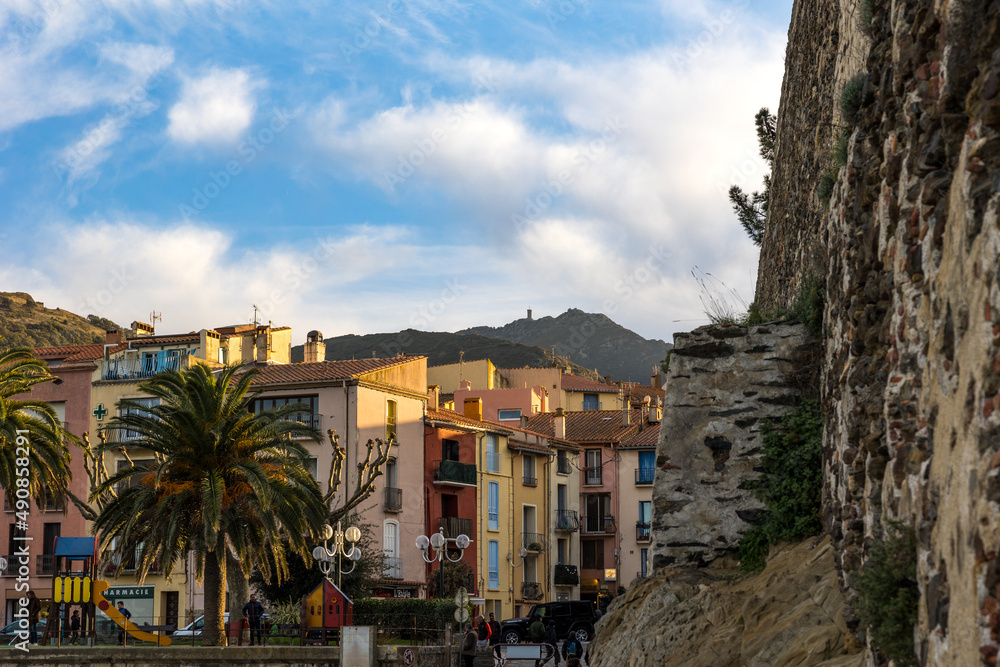 Vue sur la Tour Madeloc dans le Massif des Albères depuis les rues de Collioure au coucher du soleil (Occitanie, France)