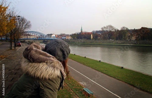 Mujer mirando el río Vístula y Most Marszalka Józefa Pitsudskiego (inglés: Marshal Jozef Pitsudskiego Bridge) en Cracovia, Polonia. photo
