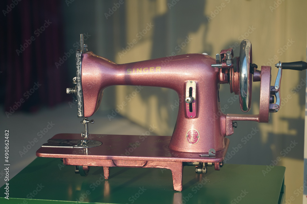 Stockfoto Singer sewing machine. Singer Corporation is an American