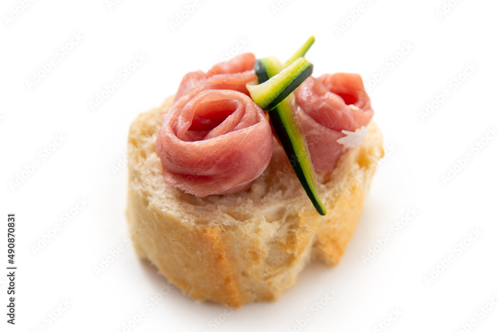 Canapé con prosciutto crudo e zucchine, antipasti italiani Canapé con prosciutto crudo e zucchine, antipasti italiani