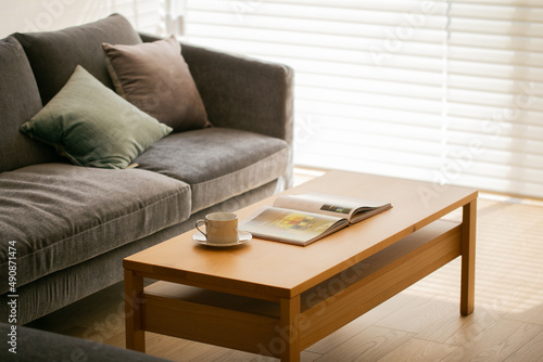 ソファ　テーブル　カップ　ローテーブル　自然光