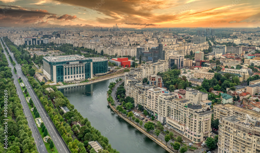 Obraz na płótnie Diambovita River in Bucharest Ciy center Capital of Romania seen from above w salonie