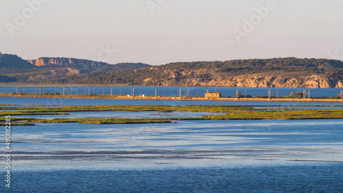 Paysage de l'étang de Sigean, sous une journée estivale et paisible.  L'eau est d'un bleu azur photo