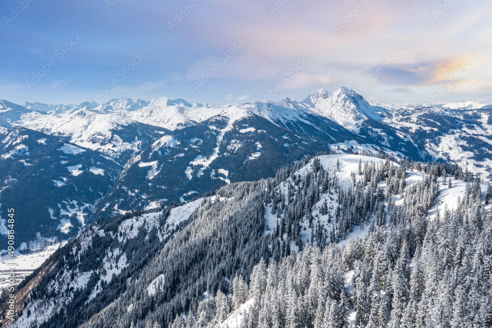 Obraz premium Schigebiet Großarl und Dorfgastein. Panorama Luftaufnahme mit Blick zu Sladinkopf und Bernkogel.