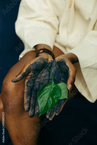 Φωτογραφία hands of a person holding an indigo plant