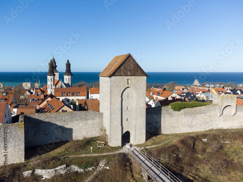 Fotomural The  Dalmansporten, or Dalman gate, along the medieval city wall of Visby in the