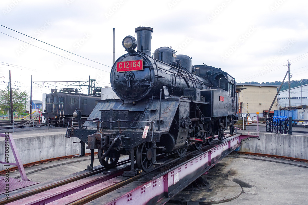 Fototapeta premium C12形タンク式蒸気機関車 大井川鐵道新金谷駅（静岡県島田市）