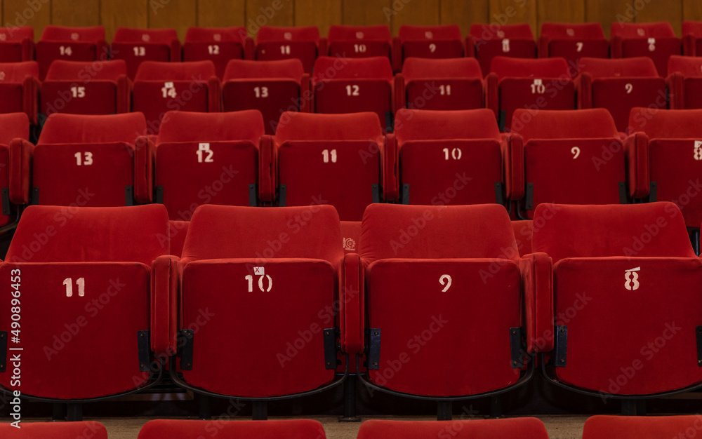 Obraz premium red seats in an old movie theater