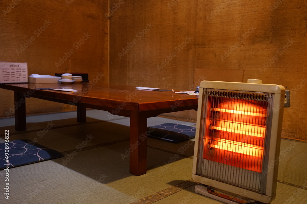 日本 冬 畳の部屋 電気ストーブ