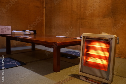 Obraz na płótnie 日本 冬 畳の部屋 電気ストーブ w salonie