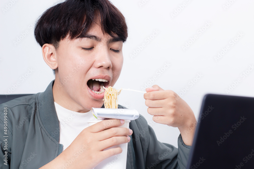 Office workers work together and eat instant instant noodles in a hurry at certain times. Office workers work together and eat instant instant noodles in a hurry at certain times.