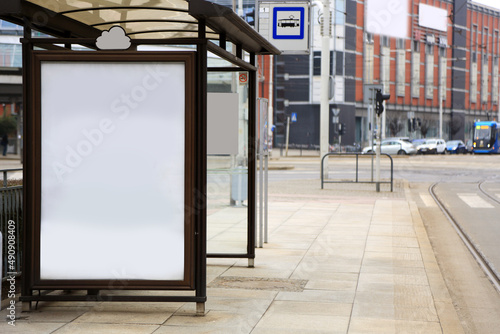 Bilbord reklamowy na przystanku autobusowym w centrum miasta Wrocław.	
