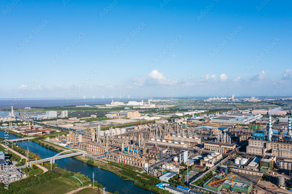 Obraz premium chemical plant in city