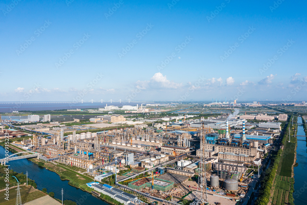 Obraz premium chemical plant in city