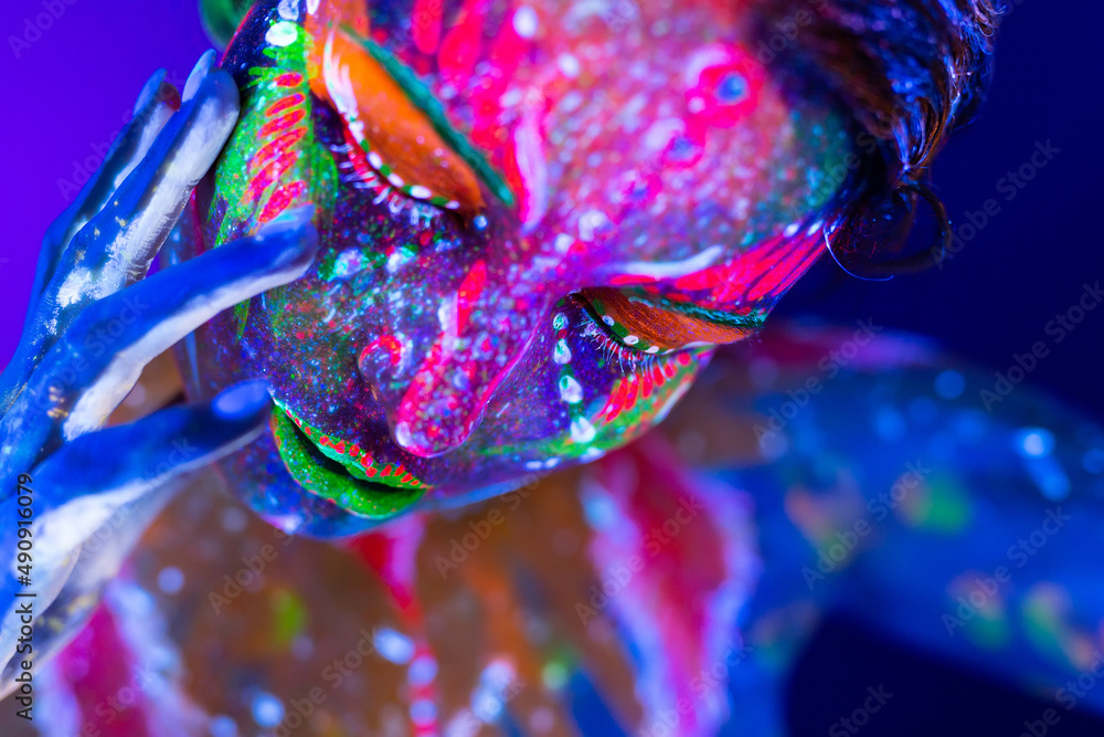Obraz premium Portrait of a girl painted in fluorescent powder