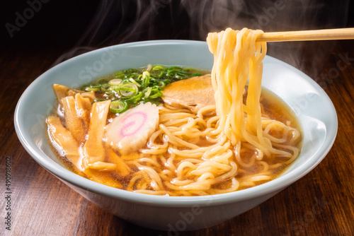 Cuadro en lienzo しょうゆラーメンの麺を持ち上げる