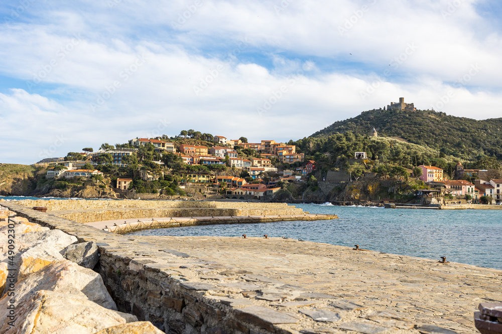 Vue sur les villas autour de l’Ansa de la Baleta à Collioure (Occitanie, France)