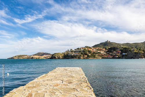 Vue sur le Fort Saint-Elme et l’Ansa de la Baleta depuis la Plage Saint-Vincent de Collioure (Occitanie, France) photo