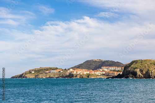 Vue sur le Fort Béar depuis la Plage Saint-Vincent à Collioure (Occitanie, France)