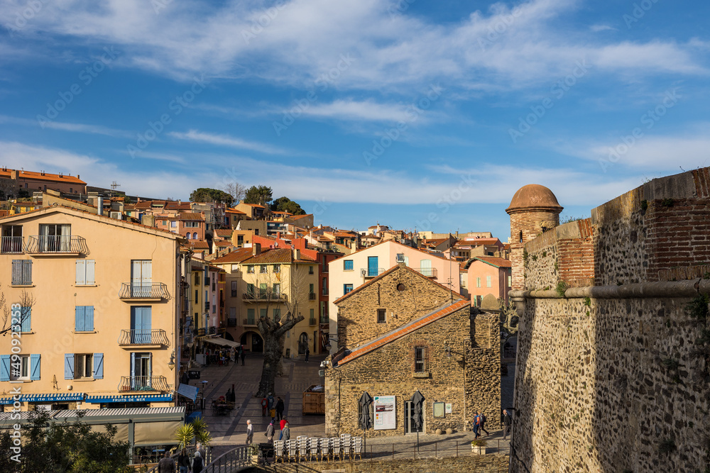 Vue sur le centre historique depuis le Château Royal de Collioure (Occitanie, France)