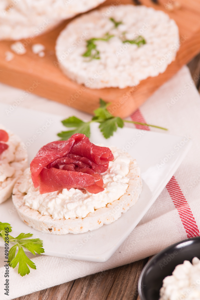Rice cakes with milk flakes and cold beef.