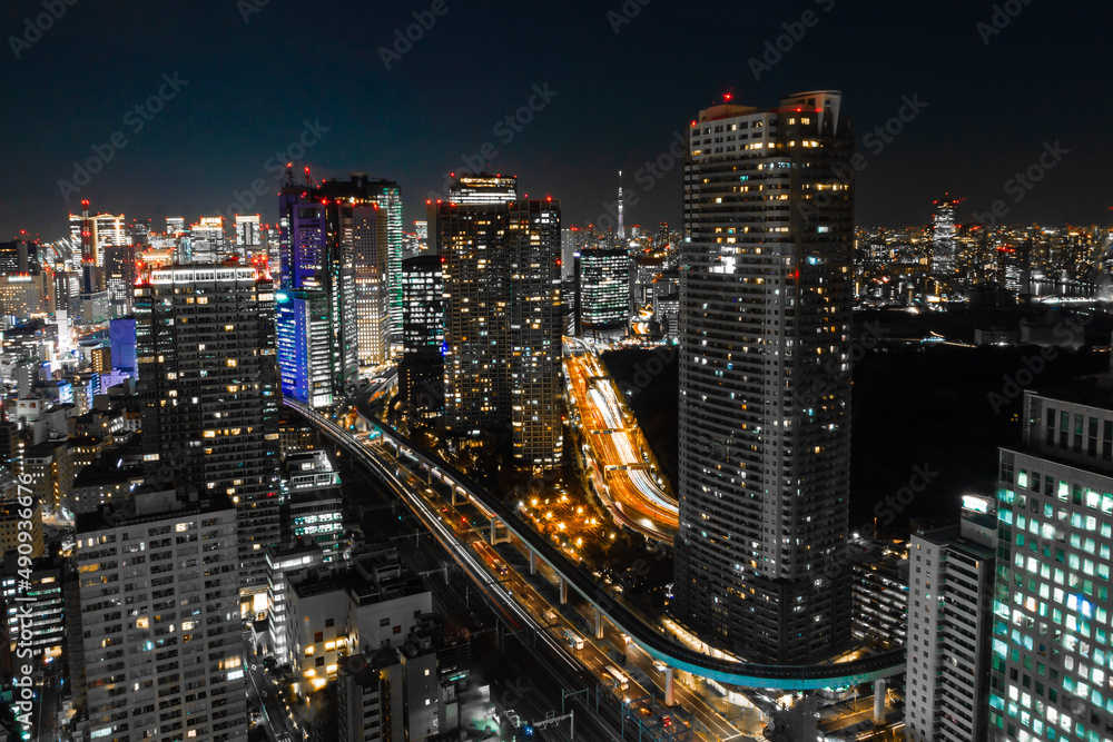 Long exposure photo of the skyline of Tokyo at night.