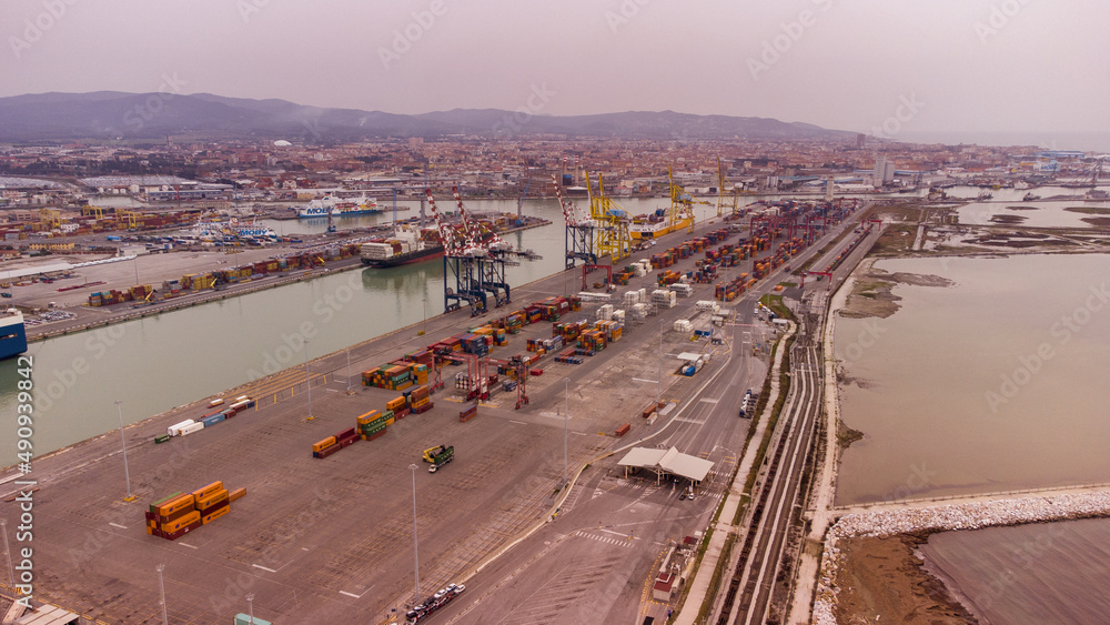 Aerial view of a commercial port with containers ready for boarding.