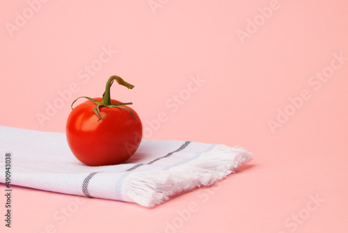 Billede på lærred tomato on a dish towel