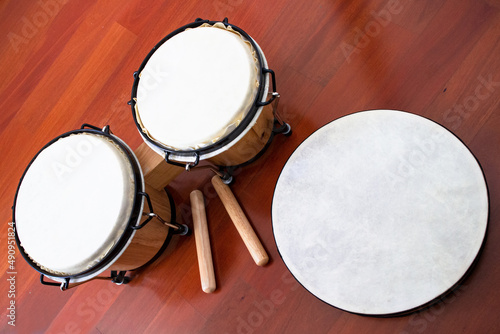 bongo, tamburello, legnetti, percussioni nel setting per la musicoterapia sul pavimento photo