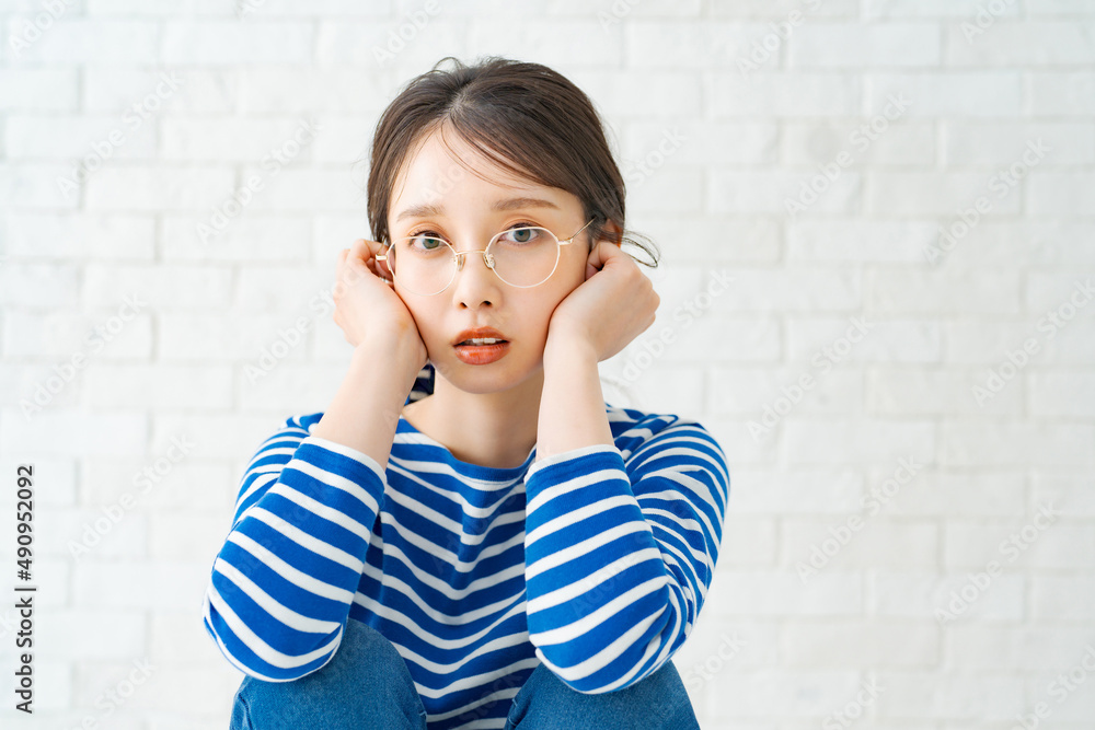 メガネをかけて真顔の女性 メガネをかけて真顔の女性