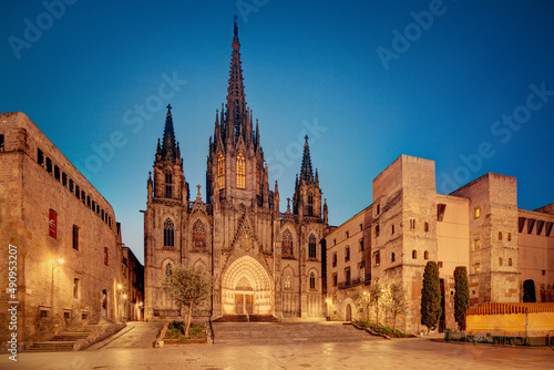 Barcelona katedra, gotyk kataloński, średniowieczny kościół hiszpański fasada nocą