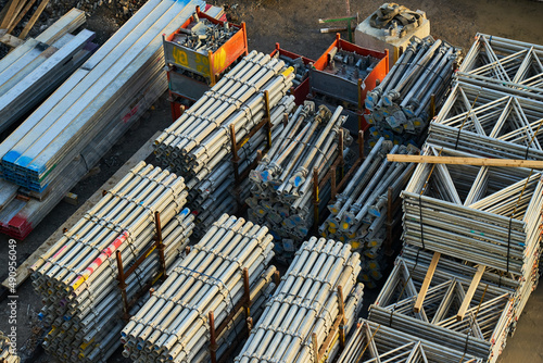 Obraz na plátně Metal bars, frames and construction equipment on a building site