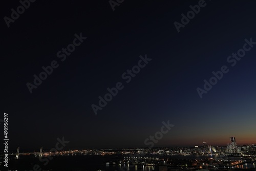 新子安から見た横浜みなとみらい21と横浜ベイブリッジ (夜景)