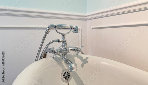 Fotografia, Obraz Robinetterie et champlures d'un bain, douche téléphone d'un baignoire blanche, s
