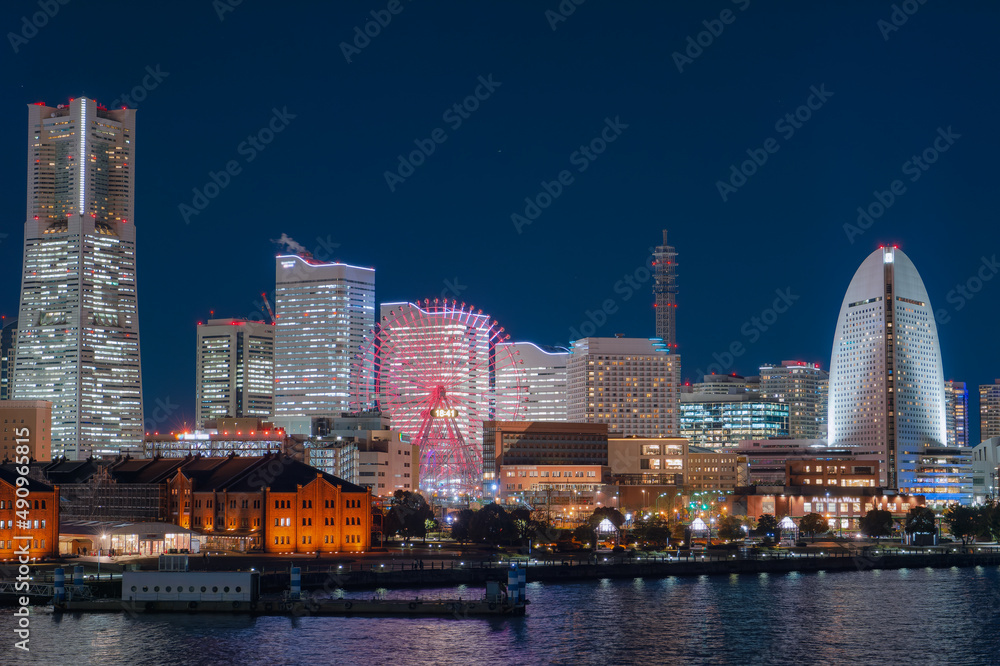 Obraz premium 神奈川県横浜市西区みなとみらいの夜の都市景観