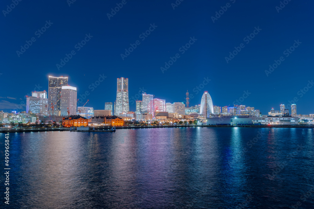 Obraz premium 神奈川県横浜市西区みなとみらいの夜の都市景観