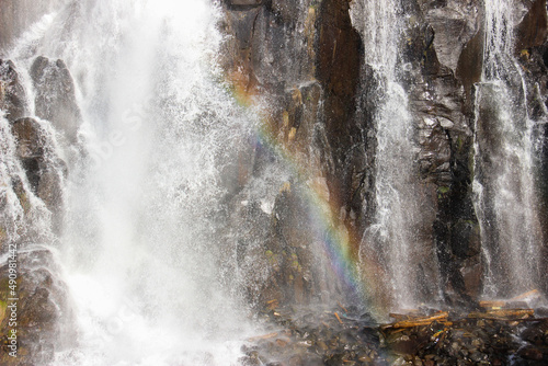 滝にかかる虹 