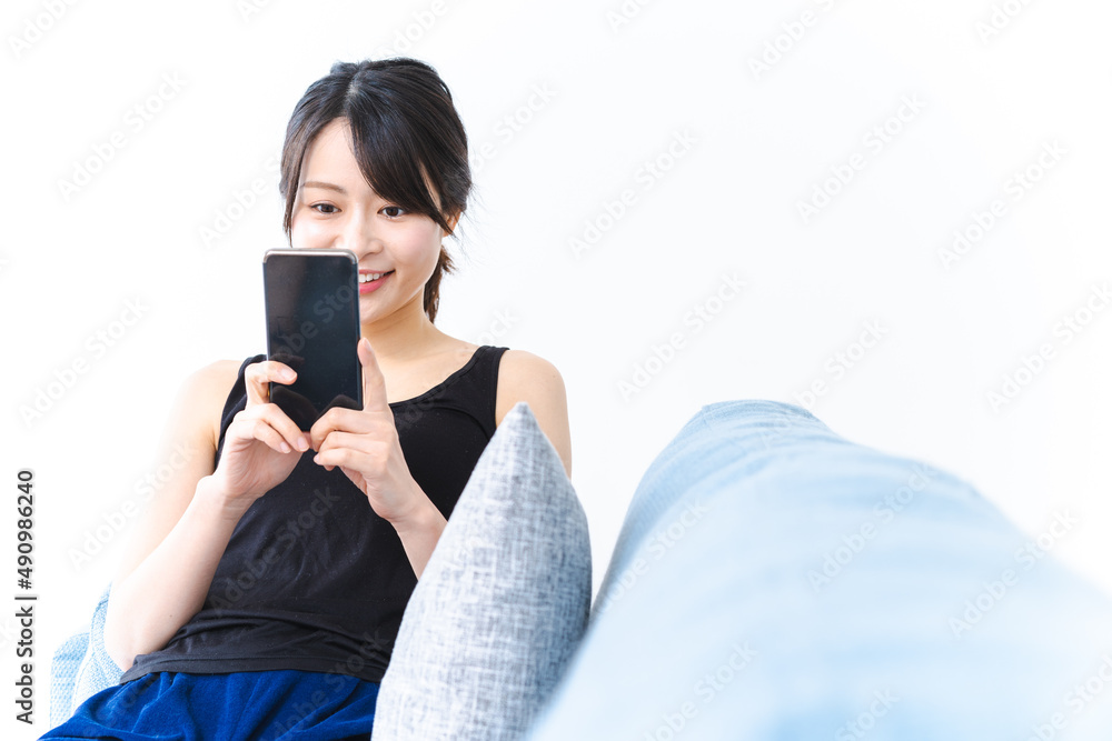下着を着てスマホを使う若い女性 下着を着てスマホを使う若い女性