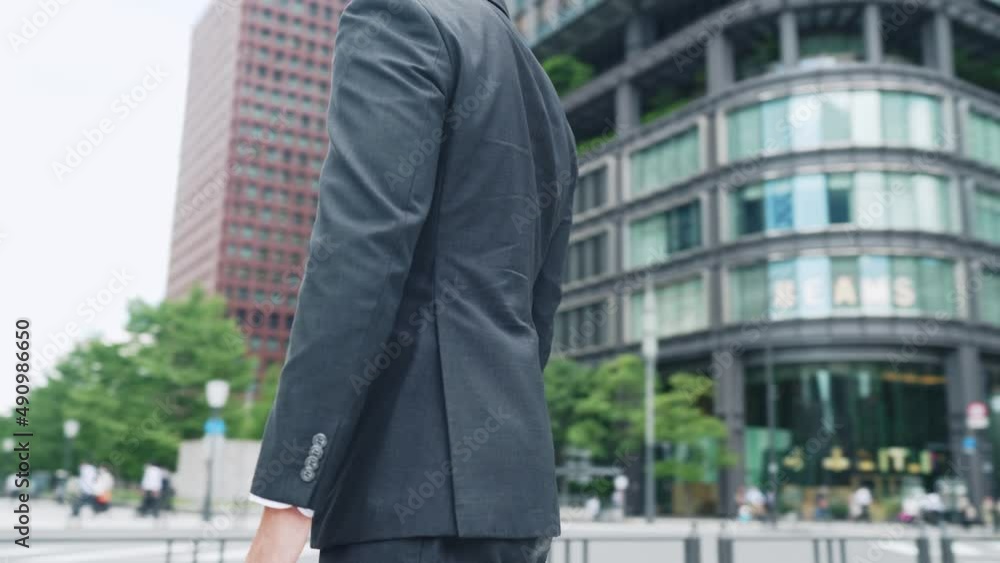 街中で空を見上げるビジネスマン 街中で空を見上げるビジネスマン