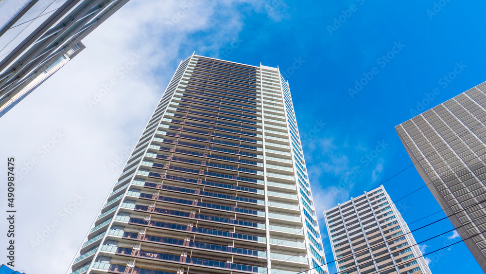 タワーマンションの外観と爽やかな青空の風景_wide_90