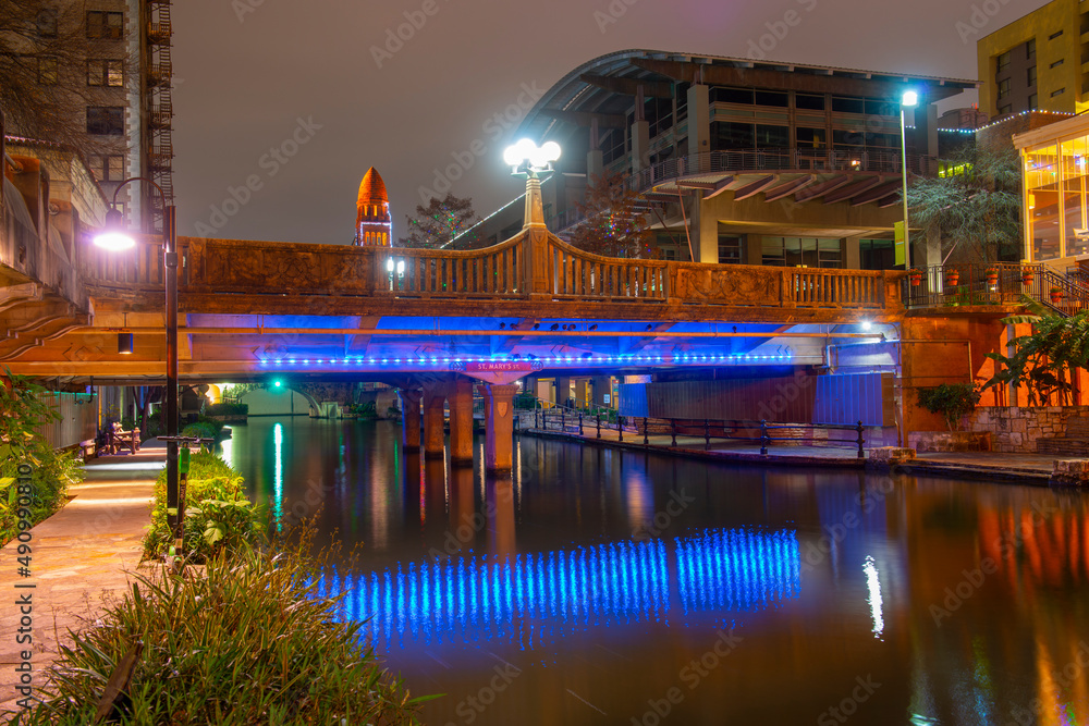 Fototapeta premium San Antonio River Walk at St Mary's Street with Bexar County Courthouse at the background at night in downtown San Antonio, Texas, USA.