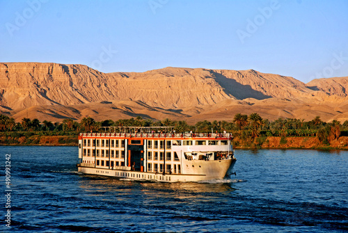 Barcos de turismo no rio Nilo. Egito. photo