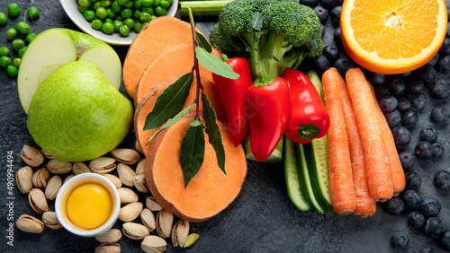 Фотография Foods high in lutein on dark background.