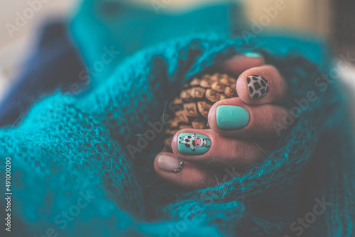 Fotografia Playful colorful manicure closeup