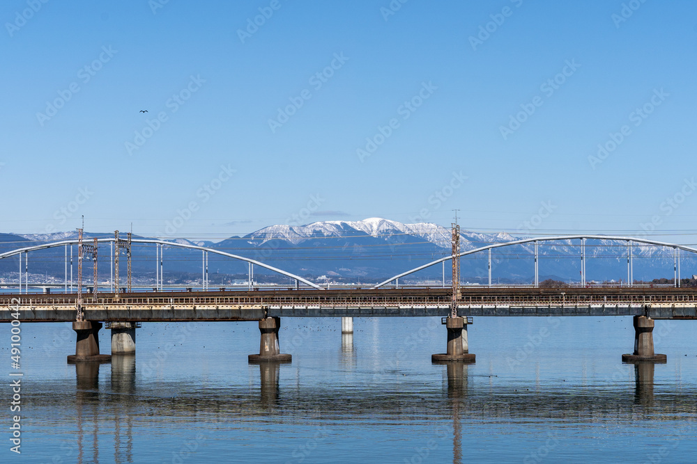 琵琶湖と冬の山 琵琶湖と冬の山