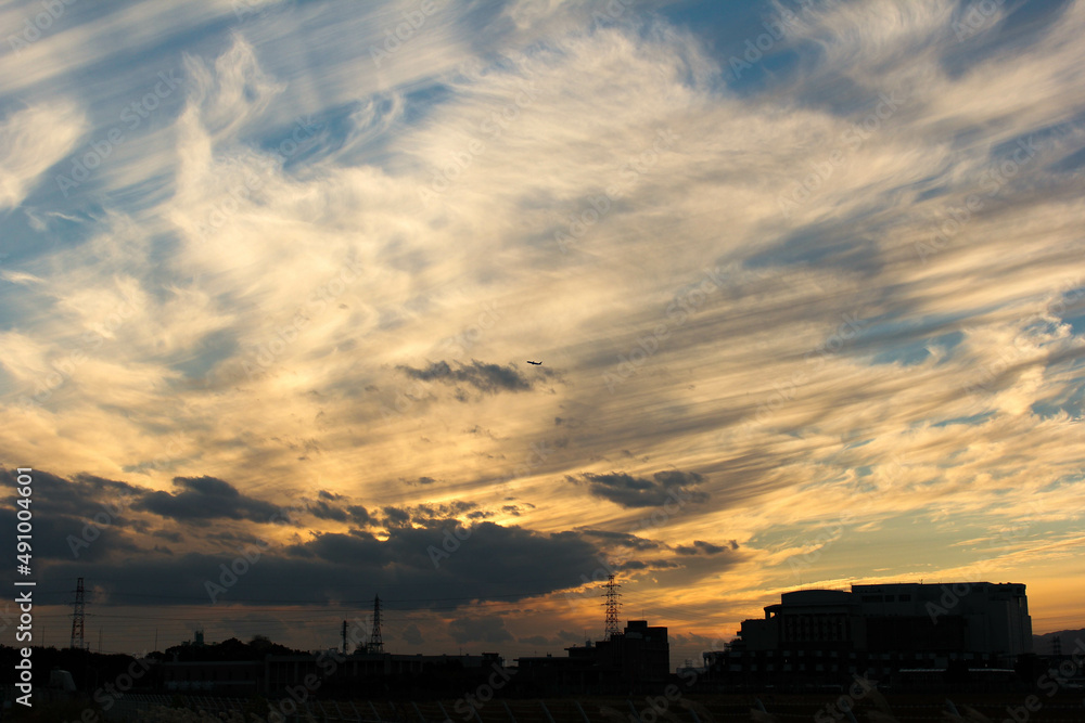 夕日に染まった雲「大阪空港」